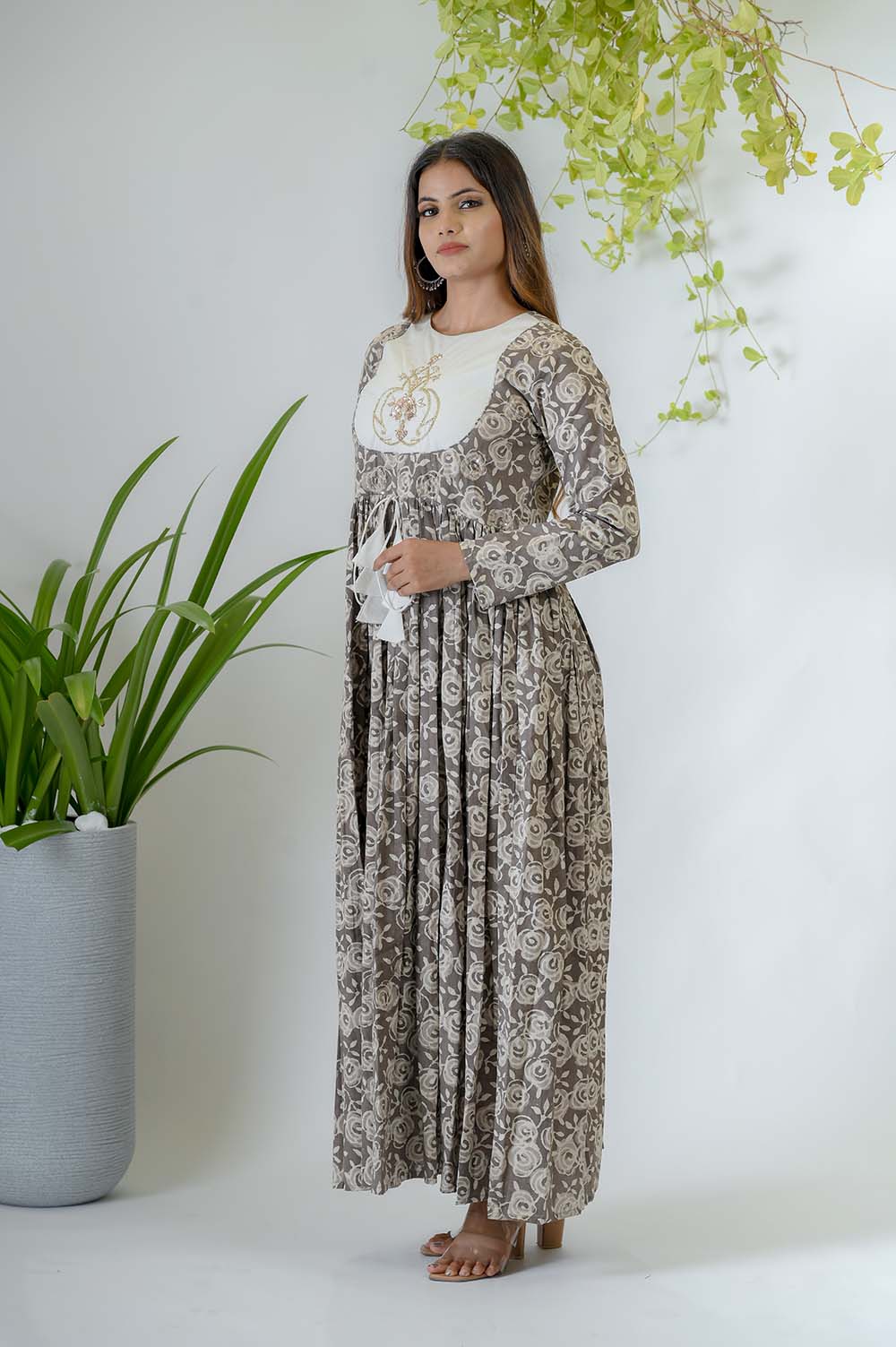 Dark Grey Cotton Zari Work Festive Wear Kurta Set - Side View | Oopnik