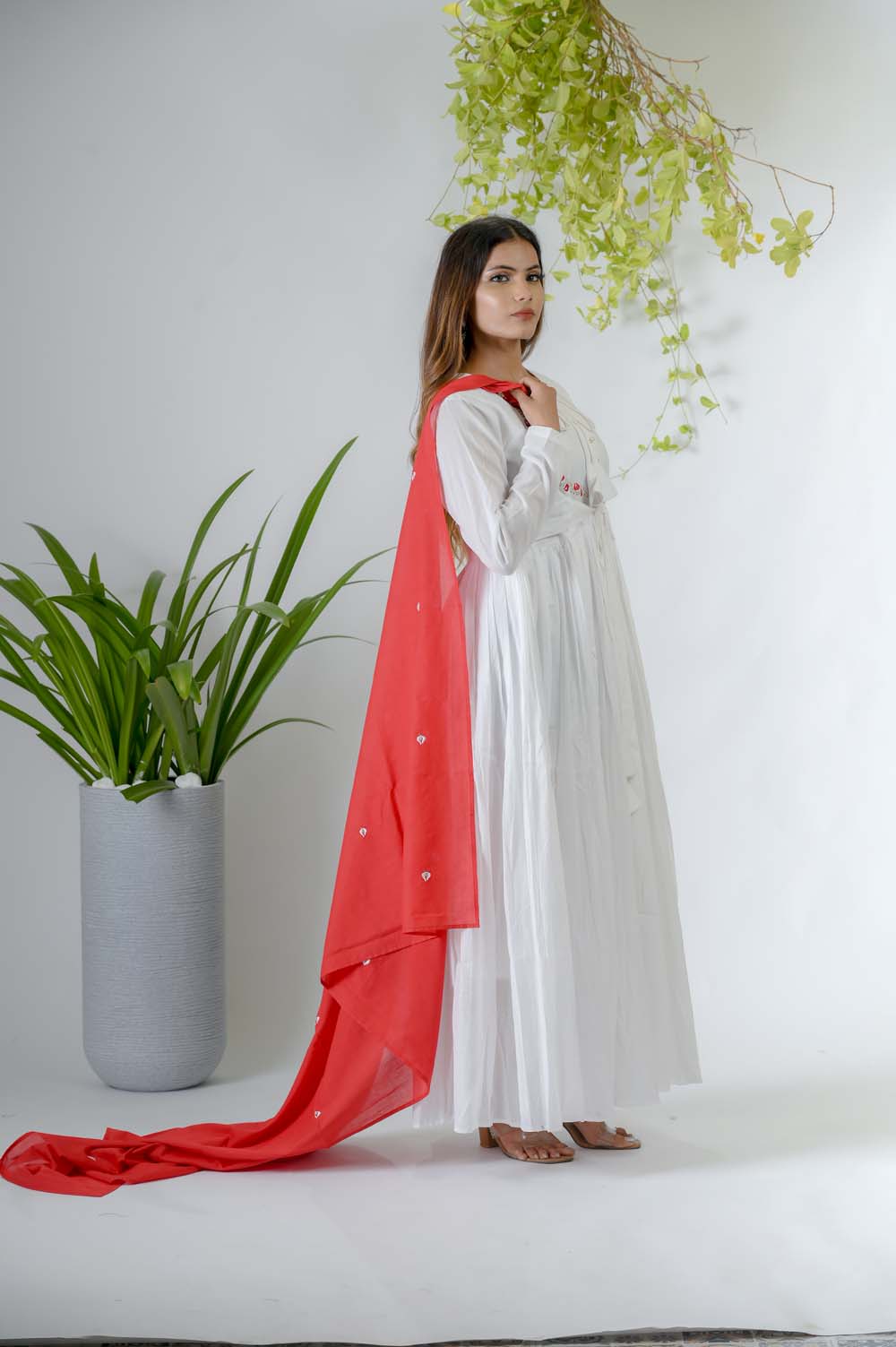 White Silk Thread & Zari Embroidered Kurta Set For Women - Side View | Oopnik