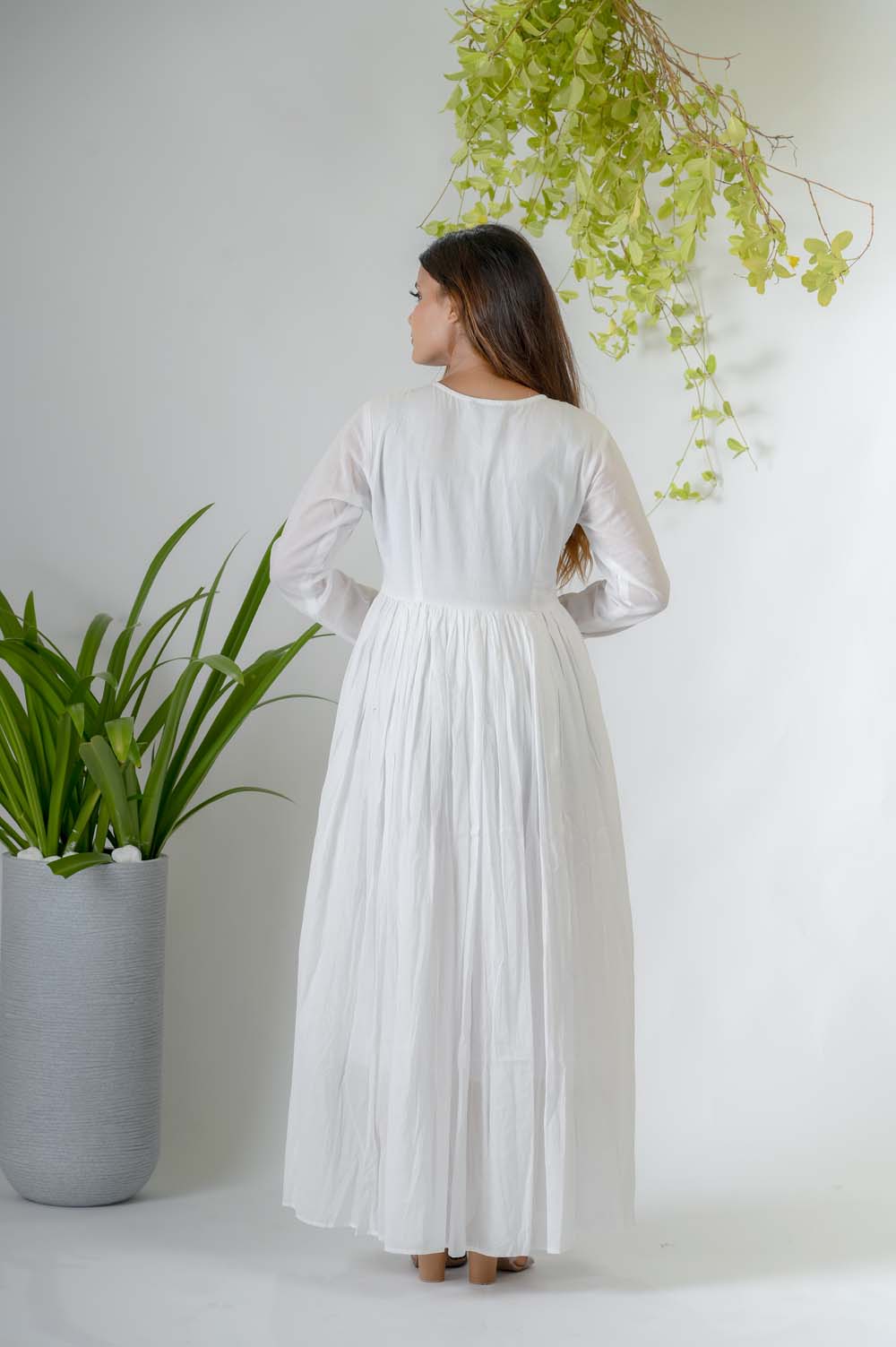 White Silk Thread & Zari Embroidered Kurta Set For Women - Back View | Oopnik