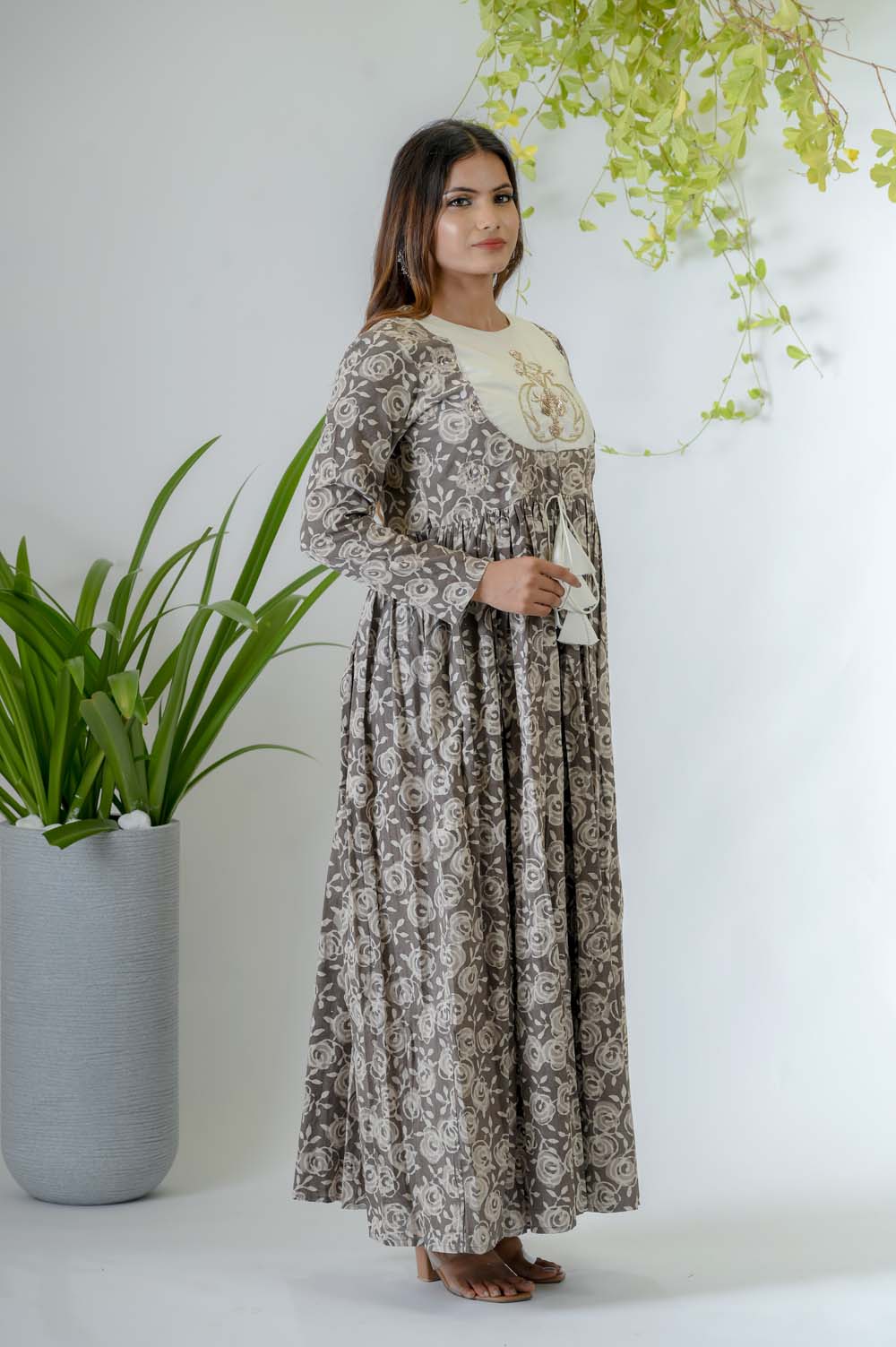 Dark Grey Cotton Zari Work Festive Wear Kurta Set - Side View | Oopnik